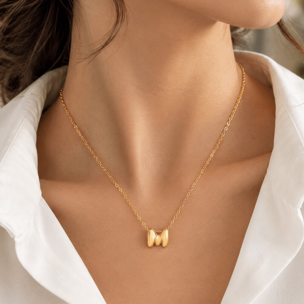 آویز طلا طرح حرف M (برجسته)